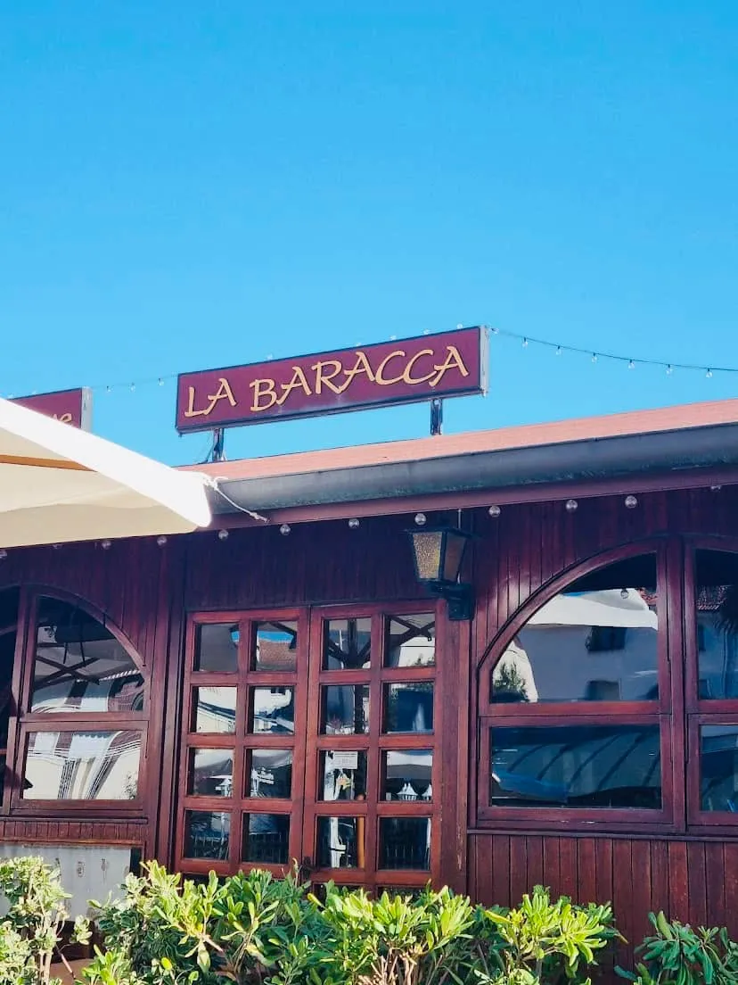 La baracca di legno con l'insegna dorata sul porto canale