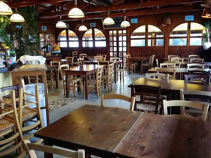 L'interno in legno della Baracca
